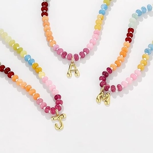 Collana di perline colorate con ciondolo a lettera bolla dorata per ragazze stile estate
