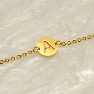 Bracciale a catena dorata minimalista con ciondolo rotondo e lettera A traforata fine
