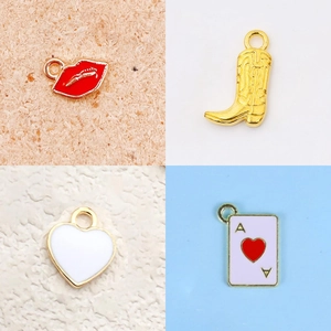 DIY Schmuck-Set mit roten Lippen, Cowboystiefeln, weißem Herz und Herz-Ass Anhängern