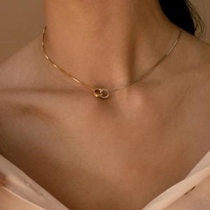 Collier minimaliste bicolore asymétrique à deux anneaux entrelacés pour femme