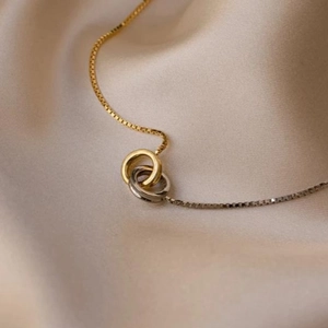 Collier minimaliste bicolore en acier inoxydable à deux anneaux sur soie champagne