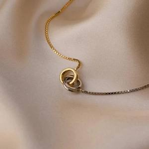 Collier à anneaux entrelacés bicolores avec chaîne à mailles carrées élégante