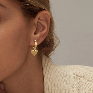 Eleganti orecchini a cerchio con ciondolo a cuore placcati oro 14K e finitura lucida