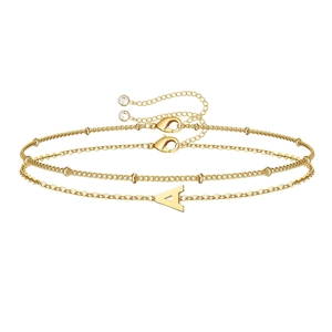 Bracciale a due strati dorato con iniziale A, perline delicate e chiusura a moschettone