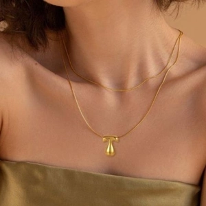 Élégant collier double couche doré en maille serpent avec un pendentif goutte minimaliste