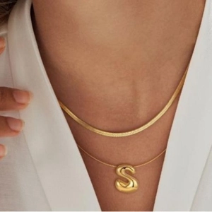 Collier double couche doré avec chaîne en maille serpent et pendentif lettre S poli 3D