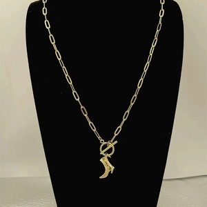 Collar de cadena de clips dorada con colgante de bota de vaquero y cierre de barra