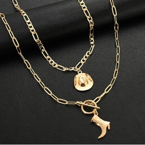 Collar de capas dorado estilo western con colgantes de sombrero y bota y cierre de OT