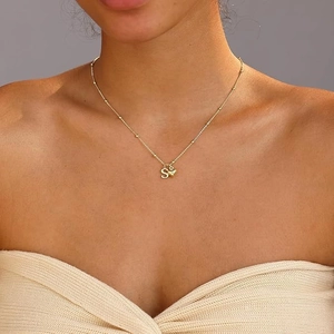 Collana a cuore minimalista placcata oro 14k con pendente lettera S su catena a sfere
