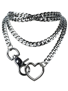 Dettaglio della catena cubana argentata a strati con moschettone e anello a cuore