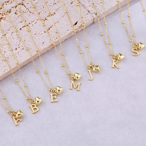 Collana a cuore placcata oro 14K con ciondolo a lettera su catena a sfere satellite