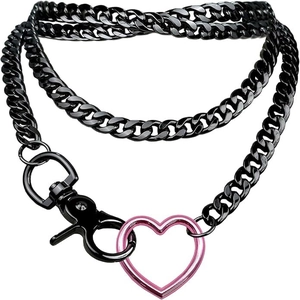 Dettaglio della catena cubana nera con un pendente in metallo a forma di cuore rosa