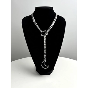 Collana a Y in argento con catena cubana, chiusura a stella e pendente a luna su busto