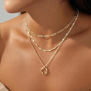 Dreilagige 14K vergoldete Halskette mit Paperclip-Kette und runden Anhängern am Model