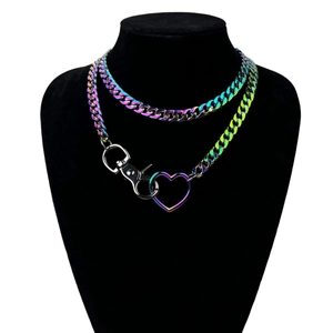 Collana a catena cubana iridescente con ciondolo a cuore e fibbia su un busto nero
