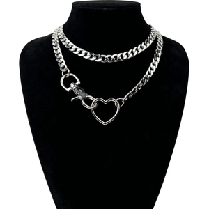 Collana a strati in acciaio inossidabile con pendente a cuore su espositore nero per gioielli