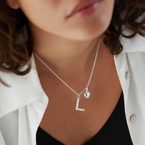 Collier en argent avec pendentif lettre L serti de strass et petit cœur poli brillant
