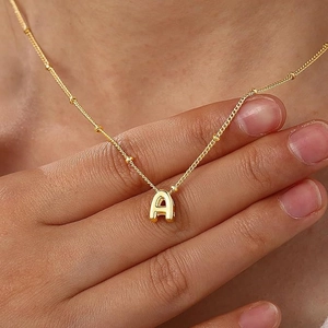 Collana con ciondolo lettera A in oro lucido con catena a graffetta e perline