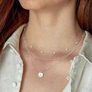 Collier argenté à trois rangs avec perles et pendentif médaille lettre A gravée