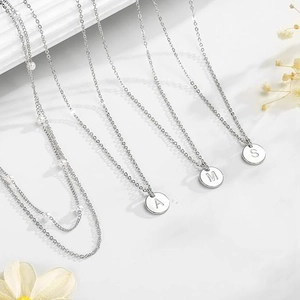 Colliers argentés multicouches avec pendentifs de lettres et perles élégantes