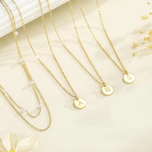 Colliers dorés multi-rangs avec pendentifs lettres et perles blanches élégantes pour femme