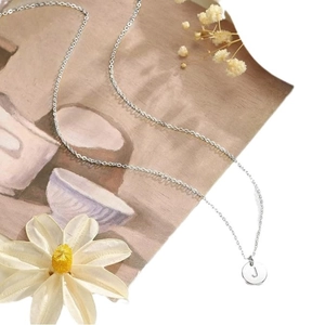 Élégant collier argenté à couches avec pendentif rond minimaliste gravé de la lettre J