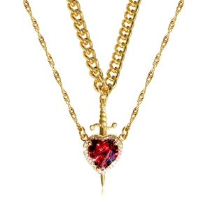 Collar dorado de capas con colgante de corazón de cristal rojo y diseño de daga integrada