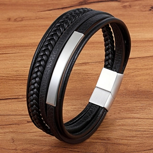 Bracciale multistrato in pelle nera da uomo con placca in metallo argentato spazzolato