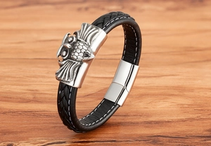 Detailansicht des hochwertigen Herren-Eulenarmbandes aus Leder mit Magnetverschluss