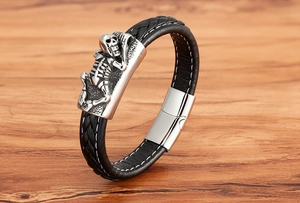 Detailansicht eines Gothic-Lederarmbands mit silbernem Totenkopf-Relief und Magnetverschluss