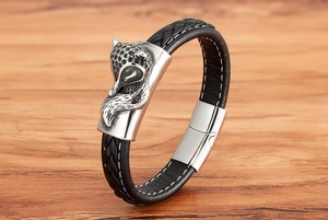 Detail von Fuchskopf-Anhänger und geflochtenem Lederarmband mit Magnetverschluss