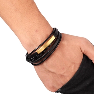 Bracciale multistrato da uomo in pelle nera con dettagli in metallo dorato opaco al polso