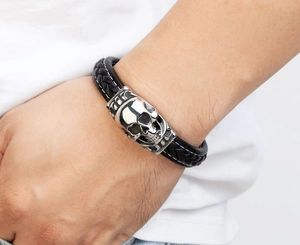 Detail eines Herren Lederarmbands in Schwarz mit silbernem Totenkopf-Magnetverschluss