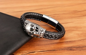 Nahaufnahme der geflochtenen Leder-Armband mit silbernem Totenkopf und Magnetverschluss