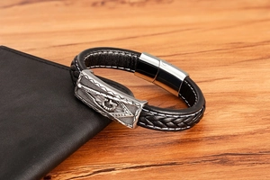 Detail eines Herren-Lederarmbandes mit Freimaurer-Metallanhänger und Magnetverschluss