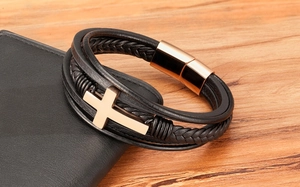 Macro-opname heren leren armband met roségouden kruis en magnetische sluiting