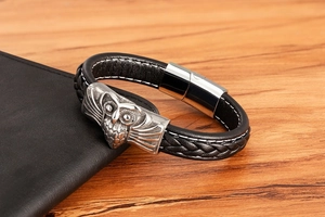 Nahaufnahme von Herren-Lederarmband mit Eulenmotiv und Magnetverschluss aus Edelstahl
