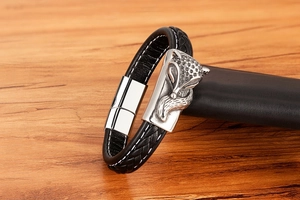 Detail von Fuchskopf-Metallanhänger und Magnetverschluss am Lederarmband