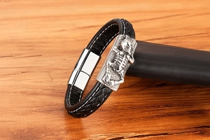 Detailansicht Herrenarmband aus schwarzem Leder mit silberner Totenkopf-Prägeplatte