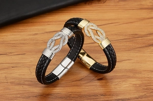 Details von geflochtenen Lederarmbändern mit Unendlichkeitsknoten und Magnetverschluss