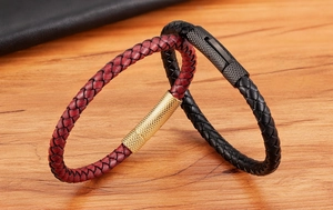 Gros plan de bracelets en cuir tressé rouge et noir avec fermoirs magnétiques en métal
