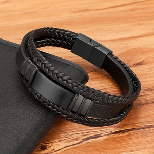 Nahaufnahme eines mehrlagigen schwarzen Herren-Lederarmbands mit schwarzem Magnetverschluss