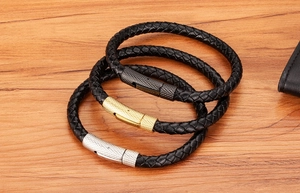 Lot de trois bracelets en cuir tressé avec fermoirs magnétiques dorés, argentés et noirs