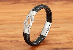 Details des geflochtenen Lederarmbands mit Kristallknoten und Magnetverschluss