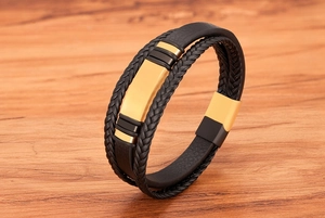 Detail eines mehrlagigen Lederarmbands mit goldenem Edelstahl-Magnetverschluss