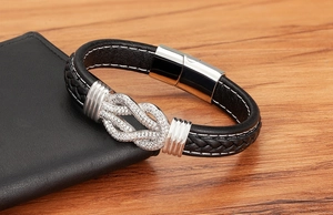 Detail eines Herren-Lederarmbands mit silbernem Knoten und funkelnden Kristallen