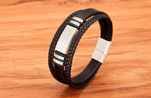 Detail eines mehrlagigen schwarzen Lederarmbands mit magnetischem Edelstahlverschluss in Silber