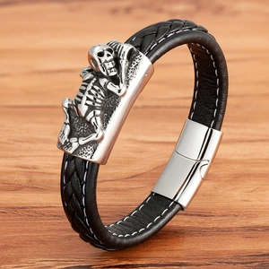 Herren Punk Armband aus schwarzem Leder mit Silberschädel und Stahl-Magnetverschluss