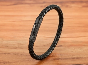 Détail du bracelet en cuir tressé noir avec fermoir métallique moleté gris foncé