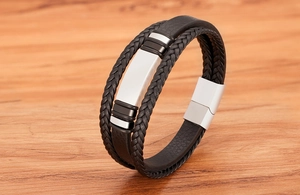 Nahaufnahme eines dreilagigen Lederarmbands mit silbernen Metallplatten und Magnetverschluss
